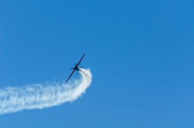 Torre Del Mar, İspanya - 29 Temmuz 2018 uçakları uçan plaj bir sahil kasabasında, Andalusia içinde airshow akrobasi üzerinden