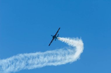 Torre Del Mar, İspanya - 29 Temmuz 2018 uçakları uçan plaj bir sahil kasabasında, Andalusia içinde airshow akrobasi üzerinden