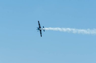 Torre Del Mar, İspanya - 29 Temmuz 2018 uçakları uçan plaj bir sahil kasabasında, Andalusia içinde airshow akrobasi üzerinden