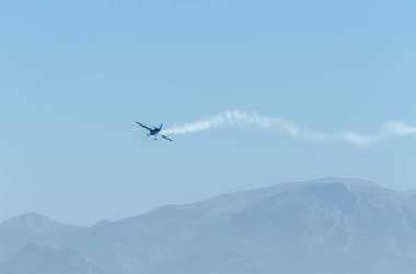 Torre Del Mar, İspanya - 29 Temmuz 2018 uçakları uçan plaj bir sahil kasabasında, Andalusia içinde airshow akrobasi üzerinden