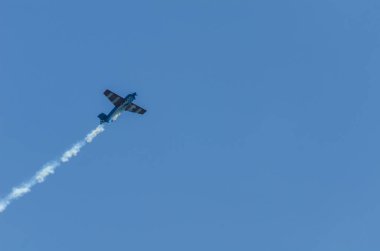Torre Del Mar, İspanya - 29 Temmuz 2018 uçakları uçan plaj bir sahil kasabasında, Andalusia içinde airshow akrobasi üzerinden