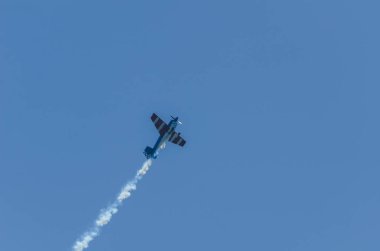 Torre Del Mar, İspanya - 29 Temmuz 2018 uçakları uçan plaj bir sahil kasabasında, Andalusia içinde airshow akrobasi üzerinden