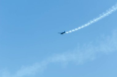 Torre Del Mar, İspanya - 29 Temmuz 2018 uçakları uçan plaj bir sahil kasabasında, Andalusia içinde airshow akrobasi üzerinden