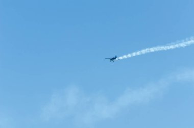 Torre Del Mar, İspanya - 29 Temmuz 2018 uçakları uçan plaj bir sahil kasabasında, Andalusia içinde airshow akrobasi üzerinden