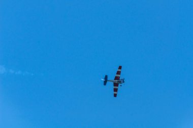 Torre Del Mar, İspanya - 29 Temmuz 2018 uçakları uçan plaj bir sahil kasabasında, Andalusia içinde airshow akrobasi üzerinden