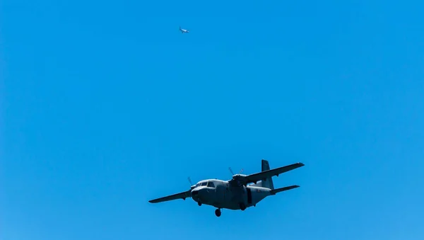 西班牙托雷德尔马 2018年7月29日 在安达卢西亚的一个海滨小镇上飞越海滩的飞机 特技飞行航空展 — 图库照片