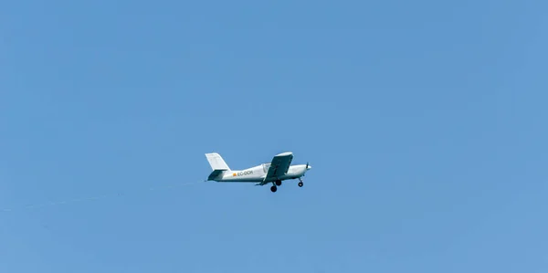 マールに スペインの海辺の町のビーチ アンダルシアのアクロバット飛行の航空ショーで飛行機 2018 — ストック写真