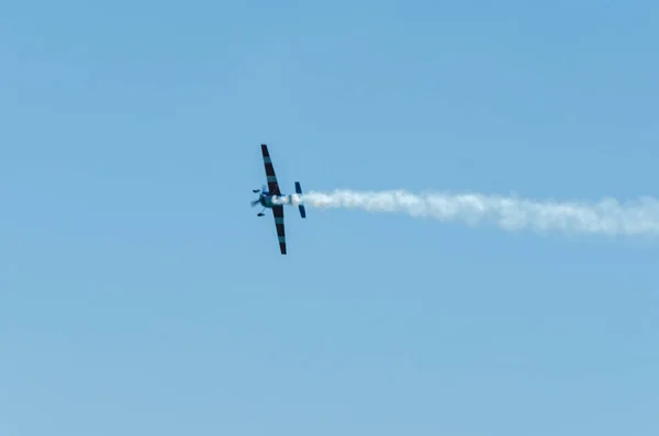 マールに スペインの海辺の町のビーチ アンダルシアのアクロバット飛行の航空ショーで飛行機 2018 — ストック写真