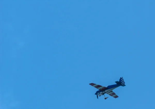 マールに スペインの海辺の町のビーチ アンダルシアのアクロバット飛行の航空ショーで飛行機 2018 — ストック写真