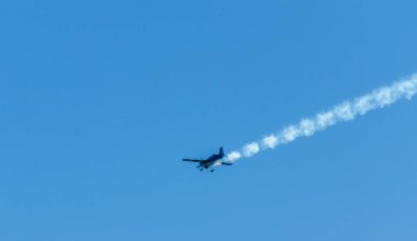 Torre Del Mar, İspanya - 29 Temmuz 2018 uçakları uçan plaj bir sahil kasabasında, Andalusia içinde airshow akrobasi üzerinden