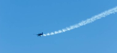 Torre Del Mar, İspanya - 29 Temmuz 2018 uçakları uçan plaj bir sahil kasabasında, Andalusia içinde airshow akrobasi üzerinden