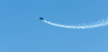 Torre Del Mar, İspanya - 29 Temmuz 2018 uçakları uçan plaj bir sahil kasabasında, Andalusia içinde airshow akrobasi üzerinden
