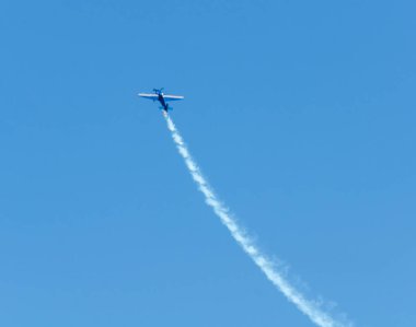 Torre Del Mar, İspanya - 29 Temmuz 2018 uçakları uçan plaj bir sahil kasabasında, Andalusia içinde airshow akrobasi üzerinden