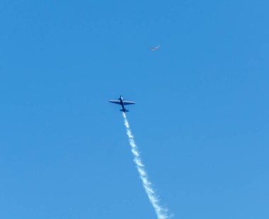 Torre Del Mar, İspanya - 29 Temmuz 2018 uçakları uçan plaj bir sahil kasabasında, Andalusia içinde airshow akrobasi üzerinden