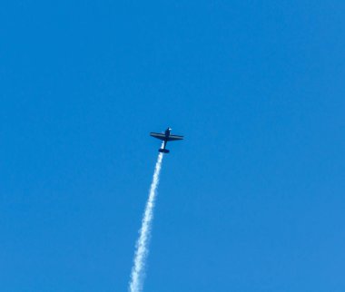 Torre Del Mar, İspanya - 29 Temmuz 2018 uçakları uçan plaj bir sahil kasabasında, Andalusia içinde airshow akrobasi üzerinden