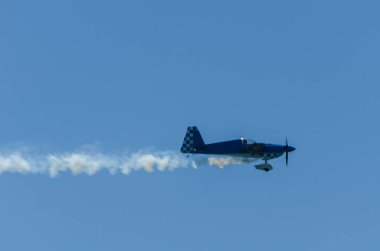 Torre Del Mar, İspanya - 29 Temmuz 2018 uçakları uçan plaj bir sahil kasabasında, Andalusia içinde airshow akrobasi üzerinden