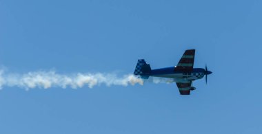 Torre Del Mar, İspanya - 29 Temmuz 2018 uçakları uçan plaj bir sahil kasabasında, Andalusia içinde airshow akrobasi üzerinden