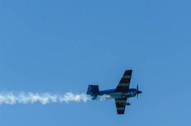 Torre Del Mar, İspanya - 29 Temmuz 2018 uçakları uçan plaj bir sahil kasabasında, Andalusia içinde airshow akrobasi üzerinden
