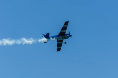 Torre Del Mar, İspanya - 29 Temmuz 2018 uçakları uçan plaj bir sahil kasabasında, Andalusia içinde airshow akrobasi üzerinden
