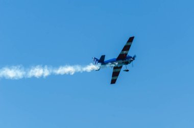 Torre Del Mar, İspanya - 29 Temmuz 2018 uçakları uçan plaj bir sahil kasabasında, Andalusia içinde airshow akrobasi üzerinden