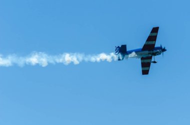Torre Del Mar, İspanya - 29 Temmuz 2018 uçakları uçan plaj bir sahil kasabasında, Andalusia içinde airshow akrobasi üzerinden