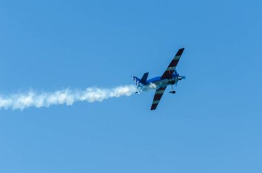 Torre Del Mar, İspanya - 29 Temmuz 2018 uçakları uçan plaj bir sahil kasabasında, Andalusia içinde airshow akrobasi üzerinden