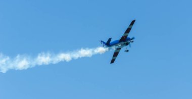 Torre Del Mar, İspanya - 29 Temmuz 2018 uçakları uçan plaj bir sahil kasabasında, Andalusia içinde airshow akrobasi üzerinden