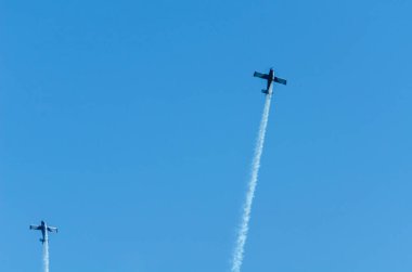 Torre Del Mar, İspanya - 29 Temmuz 2018 uçakları uçan plaj bir sahil kasabasında, Andalusia içinde airshow akrobasi üzerinden
