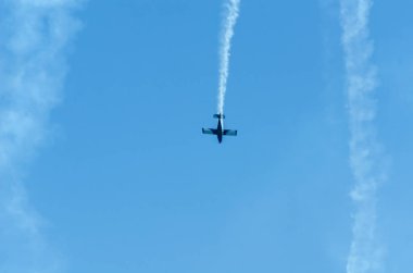 Torre Del Mar, İspanya - 29 Temmuz 2018 uçakları uçan plaj bir sahil kasabasında, Andalusia içinde airshow akrobasi üzerinden