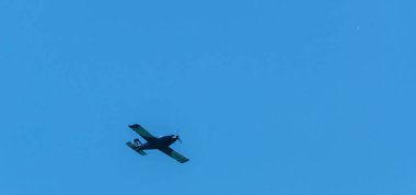 Torre Del Mar, İspanya - 29 Temmuz 2018 uçakları uçan plaj bir sahil kasabasında, Andalusia içinde airshow akrobasi üzerinden