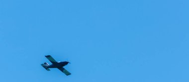 Torre Del Mar, İspanya - 29 Temmuz 2018 uçakları uçan plaj bir sahil kasabasında, Andalusia içinde airshow akrobasi üzerinden