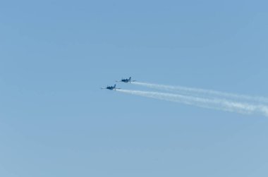 Torre Del Mar, İspanya - 29 Temmuz 2018 uçakları uçan plaj bir sahil kasabasında, Andalusia içinde airshow akrobasi üzerinden