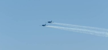 Torre Del Mar, İspanya - 29 Temmuz 2018 uçakları uçan plaj bir sahil kasabasında, Andalusia içinde airshow akrobasi üzerinden