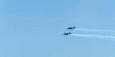 Torre Del Mar, İspanya - 29 Temmuz 2018 uçakları uçan plaj bir sahil kasabasında, Andalusia içinde airshow akrobasi üzerinden
