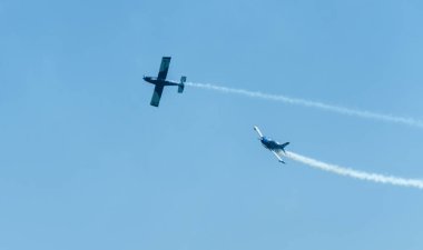 Torre Del Mar, İspanya - 29 Temmuz 2018 uçakları uçan plaj bir sahil kasabasında, Andalusia içinde airshow akrobasi üzerinden