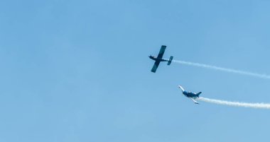 Torre Del Mar, İspanya - 29 Temmuz 2018 uçakları uçan plaj bir sahil kasabasında, Andalusia içinde airshow akrobasi üzerinden