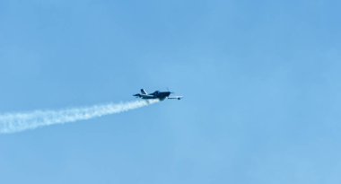 Torre Del Mar, İspanya - 29 Temmuz 2018 uçakları uçan plaj bir sahil kasabasında, Andalusia içinde airshow akrobasi üzerinden