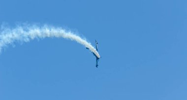 Torre Del Mar, İspanya - 29 Temmuz 2018 uçakları uçan plaj bir sahil kasabasında, Andalusia içinde airshow akrobasi üzerinden