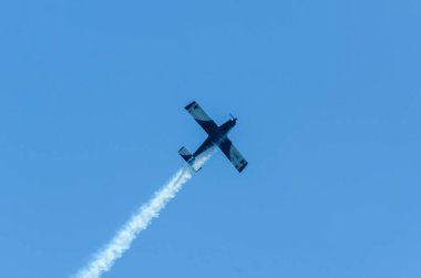 Torre Del Mar, İspanya - 29 Temmuz 2018 uçakları uçan plaj bir sahil kasabasında, Andalusia içinde airshow akrobasi üzerinden