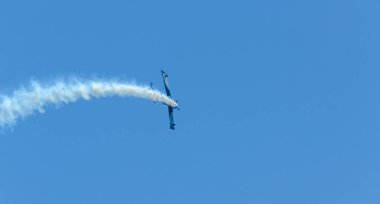 Torre Del Mar, İspanya - 29 Temmuz 2018 uçakları uçan plaj bir sahil kasabasında, Andalusia içinde airshow akrobasi üzerinden