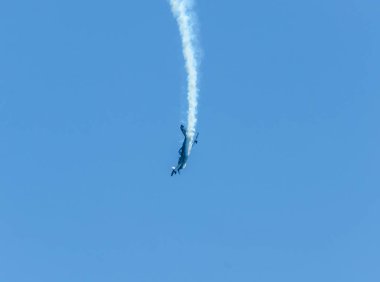 Torre Del Mar, İspanya - 29 Temmuz 2018 uçakları uçan plaj bir sahil kasabasında, Andalusia içinde airshow akrobasi üzerinden