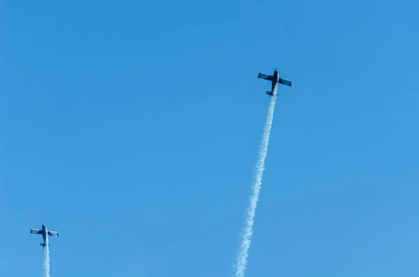 マールに スペインの海辺の町のビーチ アンダルシアのアクロバット飛行の航空ショーで飛行機 2018 — ストック写真