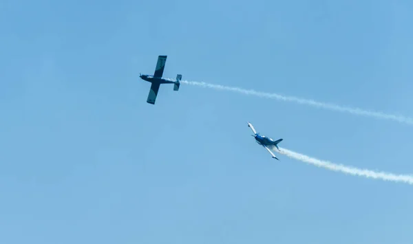 マールに スペインの海辺の町のビーチ アンダルシアのアクロバット飛行の航空ショーで飛行機 2018 — ストック写真