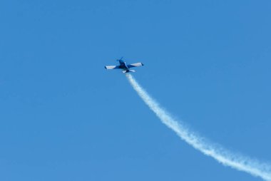 Torre Del Mar, İspanya - 29 Temmuz 2018 uçakları uçan plaj bir sahil kasabasında, Andalusia içinde airshow akrobasi üzerinden