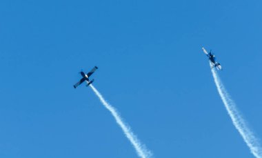 Torre Del Mar, İspanya - 29 Temmuz 2018 uçakları uçan plaj bir sahil kasabasında, Andalusia içinde airshow akrobasi üzerinden