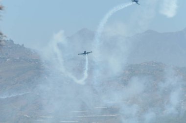 Torre Del Mar, İspanya - 29 Temmuz 2018 uçakları uçan plaj bir sahil kasabasında, Andalusia içinde airshow akrobasi üzerinden
