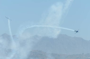 Torre Del Mar, İspanya - 29 Temmuz 2018 uçakları uçan plaj bir sahil kasabasında, Andalusia içinde airshow akrobasi üzerinden