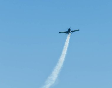 Torre Del Mar, İspanya - 29 Temmuz 2018 uçakları uçan plaj bir sahil kasabasında, Andalusia içinde airshow akrobasi üzerinden