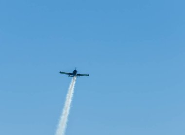 Torre Del Mar, İspanya - 29 Temmuz 2018 uçakları uçan plaj bir sahil kasabasında, Andalusia içinde airshow akrobasi üzerinden