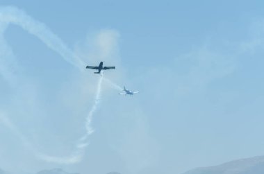 Torre Del Mar, İspanya - 29 Temmuz 2018 uçakları uçan plaj bir sahil kasabasında, Andalusia içinde airshow akrobasi üzerinden